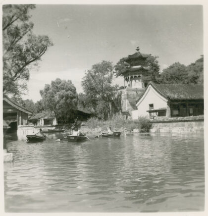 【jpg清晰版】北京颐和园昆明湖留云檐门塔附近划船.jpg