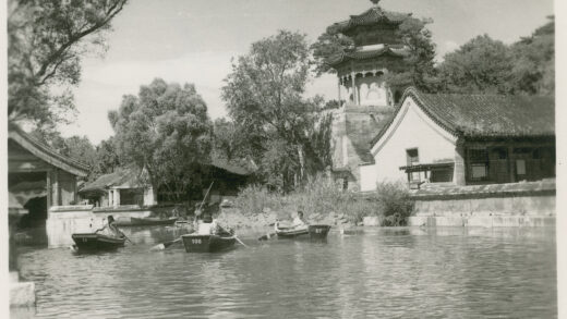 【jpg清晰版】北京颐和园昆明湖留云檐门塔附近划船.jpg