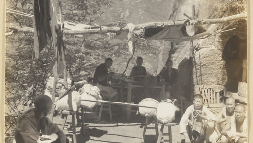 【jpg清晰版】华山上山途中有旅行者和挑夫休息的席棚.jpg