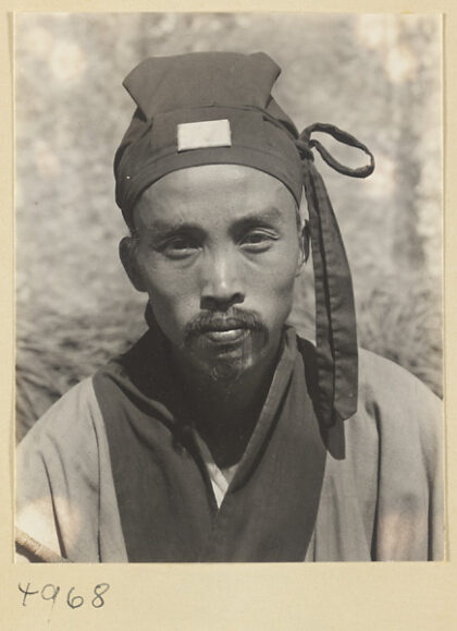 【jpg清晰版】华山上的道士头戴玉牌流苏冠.jpg