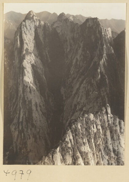 【jpg清晰版】华山东峰与秦岭山脉背景.jpg