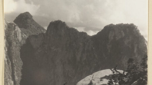 【jpg清晰版】华山东峰岭与秦岭山脉背景.jpg
