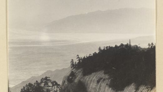 【jpg清晰版】华山主峰东峰道观近处建筑背景为平原与河流.jpg