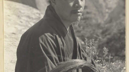 【jpg清晰版】华山北峰山脊上手持拂尘的道士.jpg