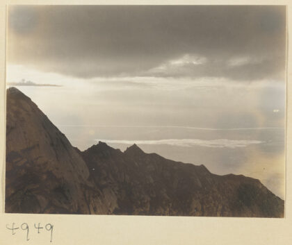 【jpg清晰版】华山山景背景为北方平原与河流.jpg
