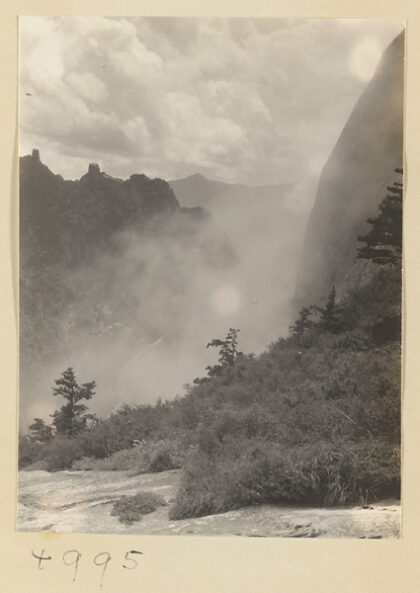 【jpg清晰版】华山西峰与冠毛峰群背景.jpg