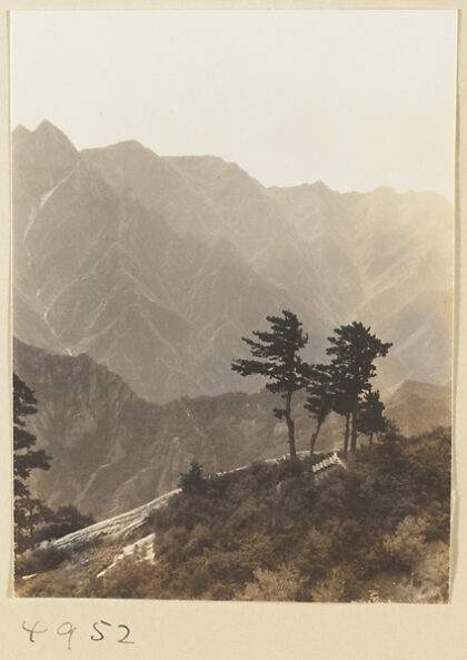 【jpg清晰版】华山西峰道教庙宇建筑背景为秦岭山脉.jpg