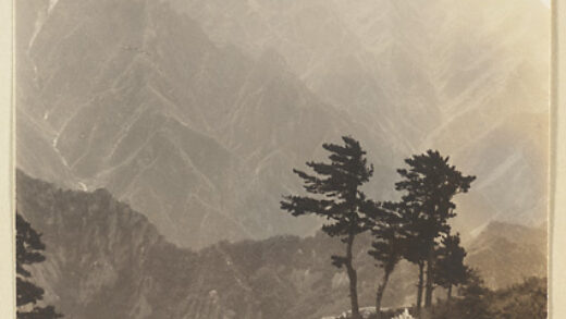 【jpg清晰版】华山西峰道教庙宇建筑背景为秦岭山脉.jpg