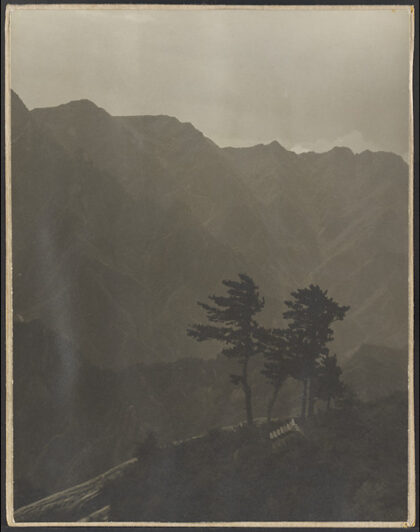 【jpg清晰版】华山西峰道教建筑背景为秦岭山脉.jpg