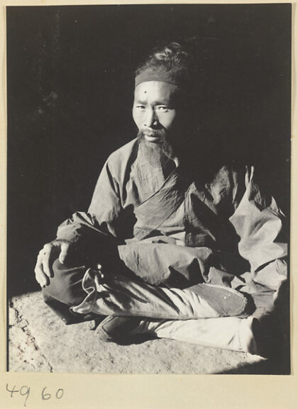 【jpg清晰版】华山道士身着法衣布靴.jpg
