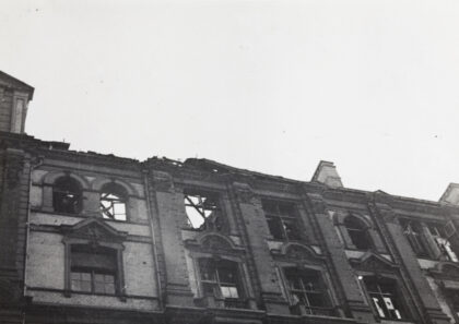 【jpg清晰版】南京路上海1937年8月14日轰炸后的皇宫饭店.jpg