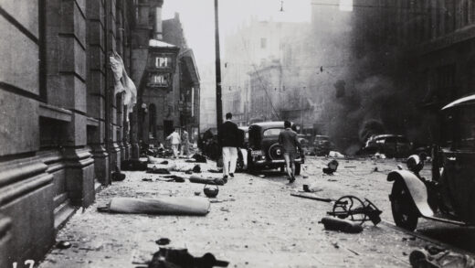 【jpg清晰版】南京路上的废墟上海国泰和大华饭店遭轰炸后1937年8月14日.jpg