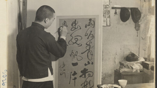 【jpg清晰版】卷轴装裱店内部展示男子修复悬挂在干燥板上的卷轴画.jpg