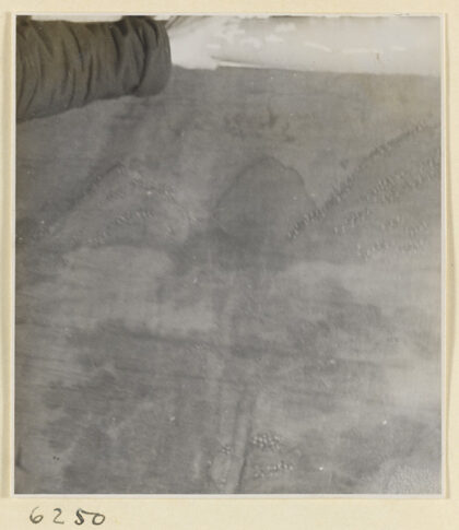 【jpg清晰版】卷轴装裱店内部展示男子查看未装裱的卷轴画.jpg