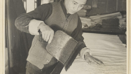 【jpg清晰版】卷轴装裱店内部展示男子用硬刷打磨背衬卷轴画.jpg