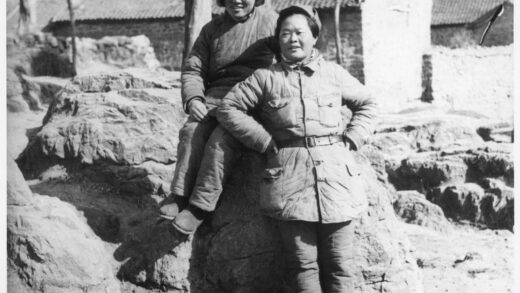 【jpg清晰版】右侧徐德操（参谋长）妻子石磊与一名身份不明的女子.jpg
