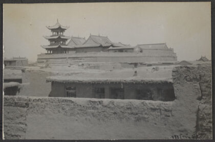【jpg清晰版】同心城宁夏山上的大寺另一视角.jpg