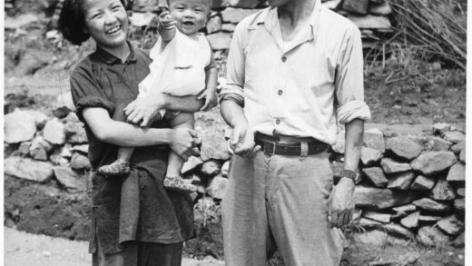 【jpg清晰版】吕正操将军与妻子刘沙及儿子吕彤羽1942年.jpg