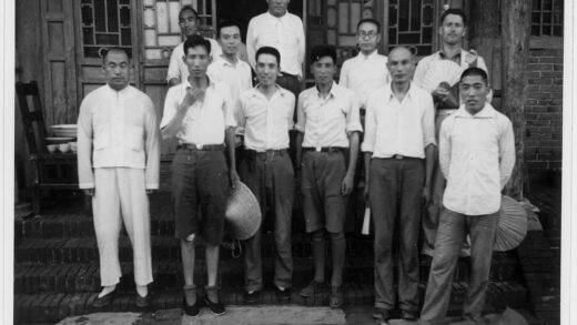 【jpg清晰版】吕正操等人穿便装1938年.jpg