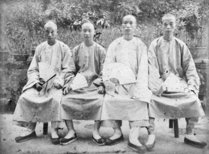 【jpg清晰版】四个手持扇子的中国男子19世纪90年代.jpg