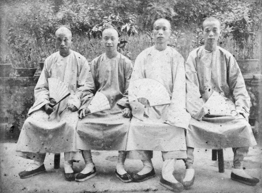 【JPG清晰版】四个手持扇子的中国男子世纪年代