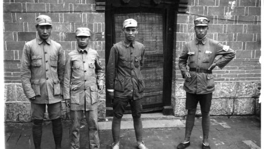 【jpg清晰版】四名中国士兵站在门旁.jpg