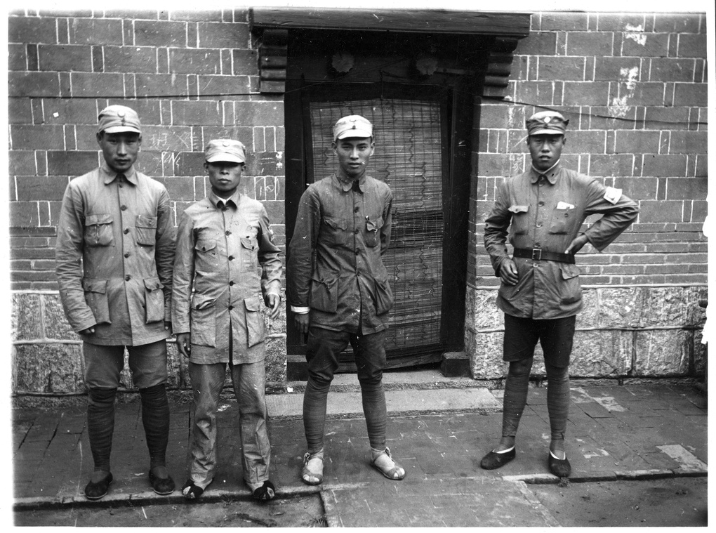 【JPG清晰版】四名中国士兵站在门旁