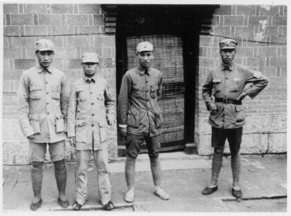 【jpg清晰版】四名士兵在门旁摆姿势拍照.jpg