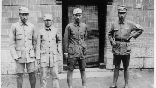 【jpg清晰版】四名士兵在门旁摆姿势拍照.jpg