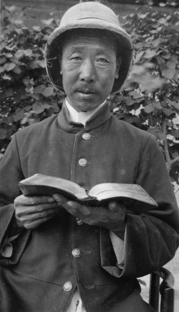 【JPG清晰版】圣经书贩戴着遮阳帽