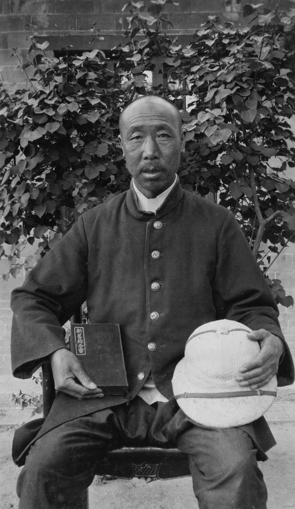 【JPG清晰版】圣经书贩的肖像戴着太阳帽