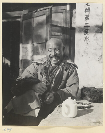 【jpg清晰版】坐在建筑题字旁的男子与茶壶.jpg