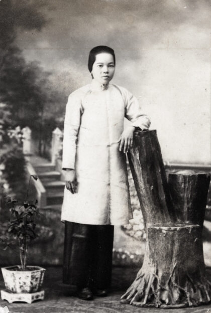 【jpg清晰版】坐在树桩椅上的女性影棚肖像.jpg