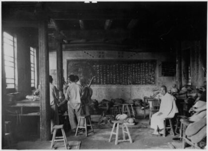 【jpg清晰版】士兵们在冀中地区一所乡村学校的教室里睡觉或休息.jpg
