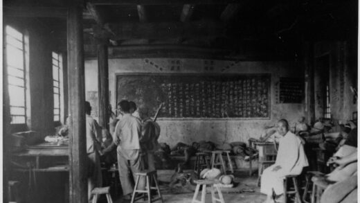 【jpg清晰版】士兵们在冀中地区一所乡村学校的教室里睡觉或休息.jpg