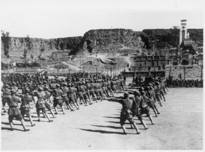 【jpg清晰版】士兵们在河北省唐县晋察冀边区抗战烈士纪念塔前操练.jpg