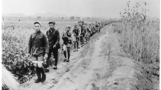 【jpg清晰版】士兵们在田间小路上排成单列行进.jpg