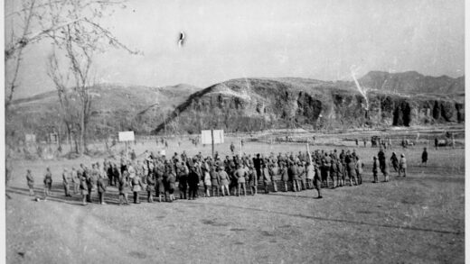【jpg清晰版】士兵们在篮球场和足球场附近的运动场地集合.jpg