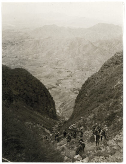 【jpg清晰版】士兵们正攀登山口准备穿越冀西的正太铁路.jpg