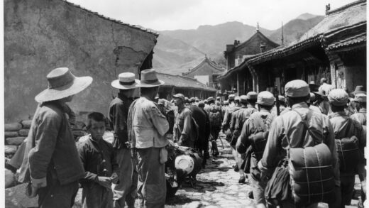 【jpg清晰版】士兵在河北省西部的一个村庄行进.jpg