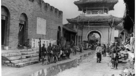 【jpg清晰版】士兵在靠近城门的街道上.jpg