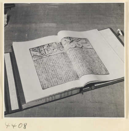 【jpg清晰版】多卷书的页面展示展示侧缝装订放在盒子上.jpg