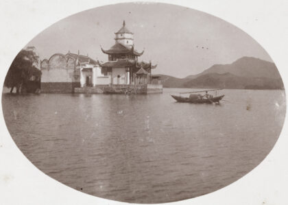【jpg清晰版】大冶湖北一座岛上的寺庙和宝塔.jpg