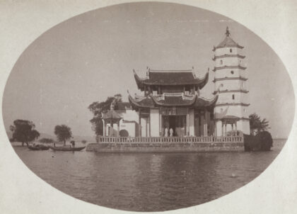 【jpg清晰版】大冶湖畔岛上的寺庙与宝塔.jpg