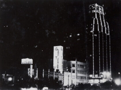 【jpg清晰版】大剧院（上映《陈查理在赛马场》）和上海国际饭店.jpg