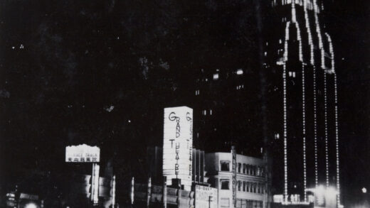 【jpg清晰版】大剧院（上映《陈查理在赛马场》）和上海国际饭店.jpg