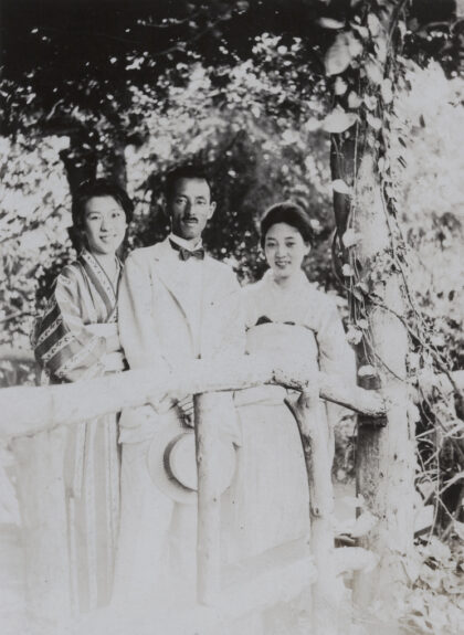 【jpg清晰版】大岛静子和二上千里与一名男子上海虹口公园.jpg