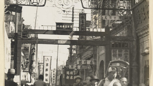 【jpg清晰版】大栅栏街西端展示门、招牌、人力车夫和行人.jpg