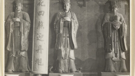 【jpg清晰版】大觉寺内部展示铭文和三尊神像其中一尊戴冕旒帽.jpg