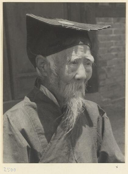 【jpg清晰版】头戴帽子的男子在山东海岸.jpg